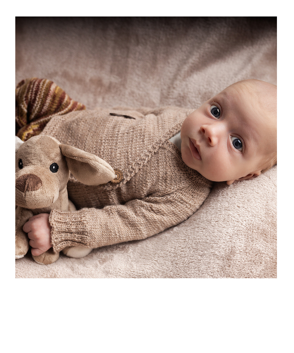 Familie, 5 Personen in herbstlicher Kulisse, alle springen hoch