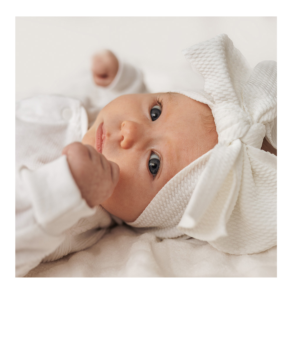 schlafendes Baby in weiß