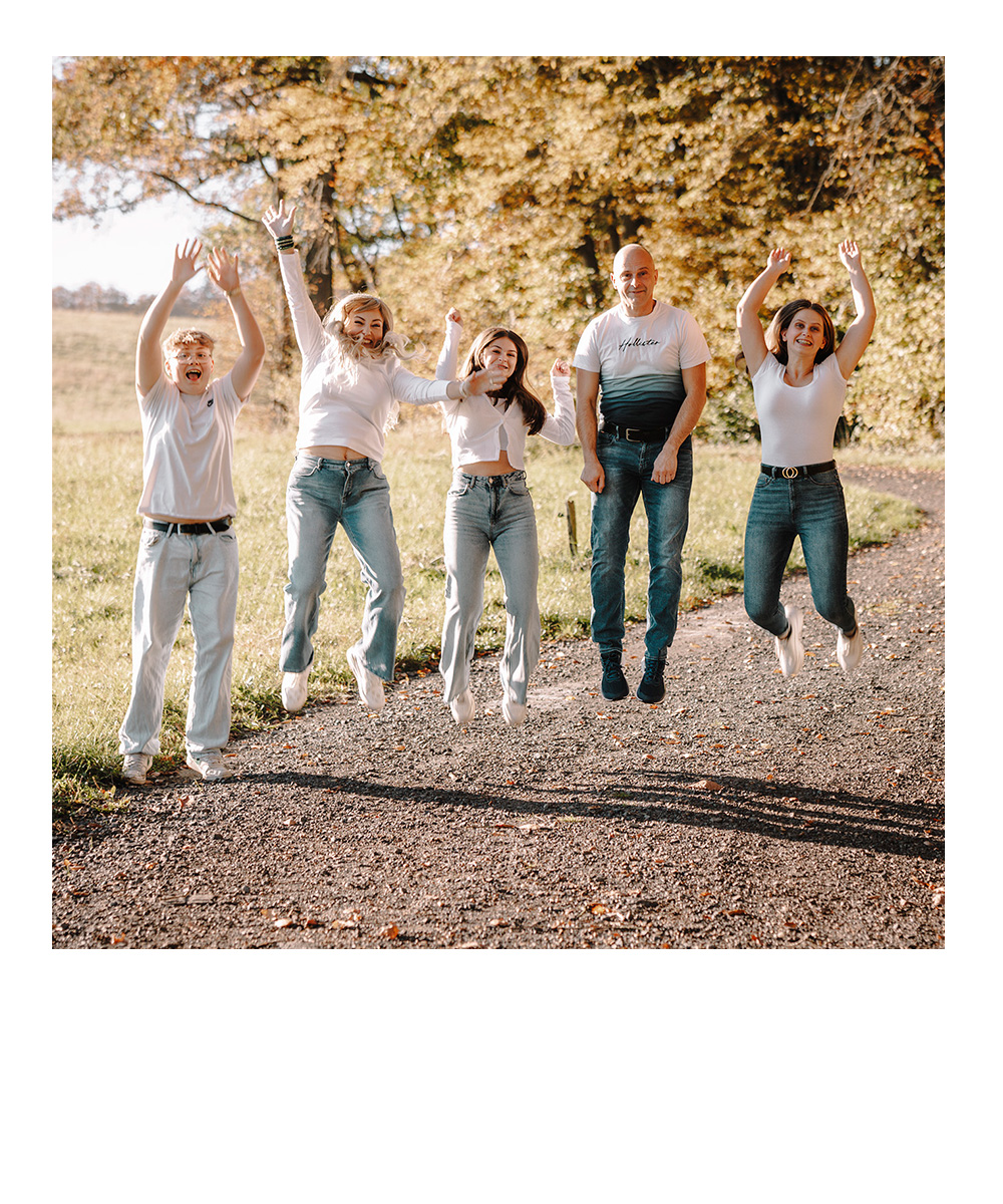 Schwarzweißbild, Frau leht an Wand, schaut auf ihren Babybauch