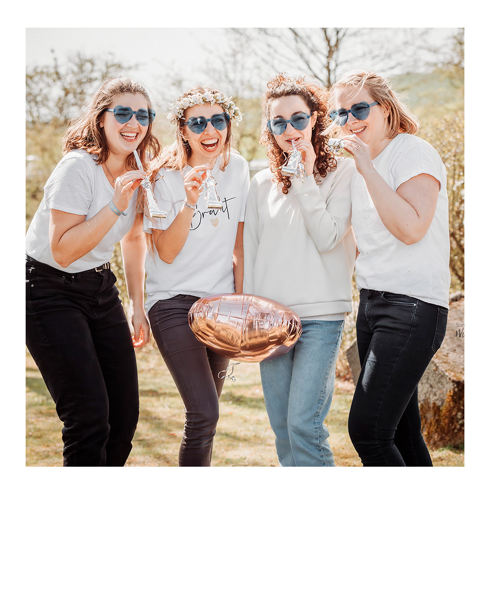 mittelgroßer rotbrauner Hund steht im herbstlichen Wald